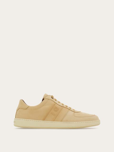 Low-top sneaker
