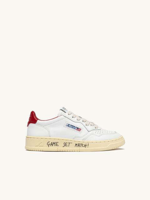 AUTRY MEDALIST LOW SNEAKERS IN WHITE AND RED LEATHER WITH LETTERING
