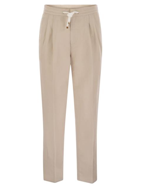 Brunello Cucinelli Men Leisure Fit Trousers In Linen And Cotton Gabardine With Drawstring And Double