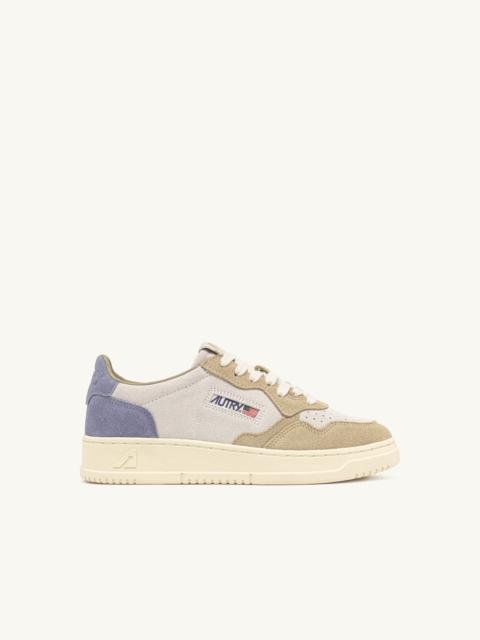 AUTRY MEDALIST LOW SNEAKERS IN TRICOLOR LIGHT BLUE CLAUDIA AND SPONGE SUEDE