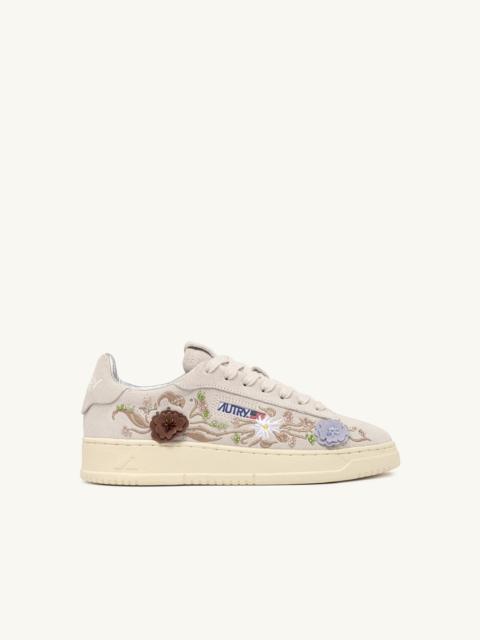 AUTRY DALLAS LOW 'FLORAL' SNEAKERS IN WHITE SUEDE