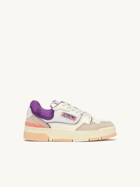 AUTRY SNEAKERS CLC LOW IN WHITE SAND AND DEWBERRY LEATHER AND SUEDE