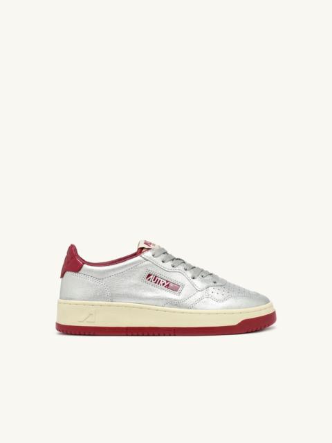 AUTRY MEDALIST LOW SNEAKERS IN SILVER AND RED METALIZED LEATHER