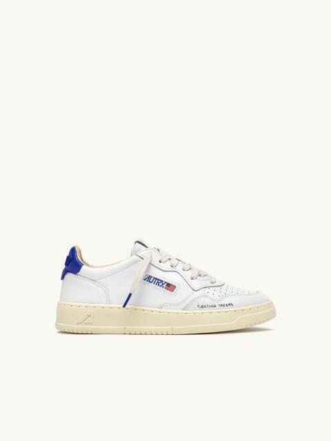 AUTRY MEDALIST LOW SNEAKERS IN WHITE AND BEAUCOUP BLUE LEATHER