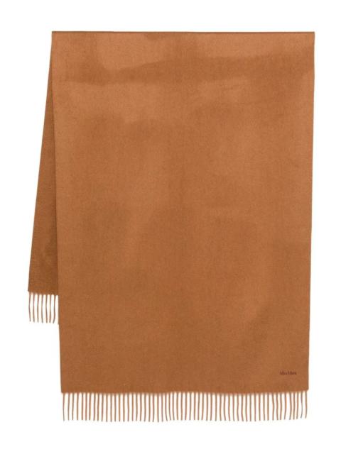 Max Mara The CLASSIC BIG SCARF 'BACI' from MAX MARA is a luxurious accessory that elevates any outfit. Crafte