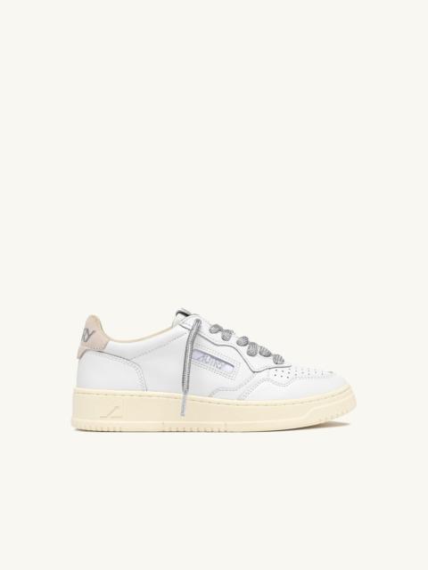 AUTRY MEDALIST LOW SNEAKERS IN WHITE LEATHER WITH SILVER-TONE LUREX DETAILS