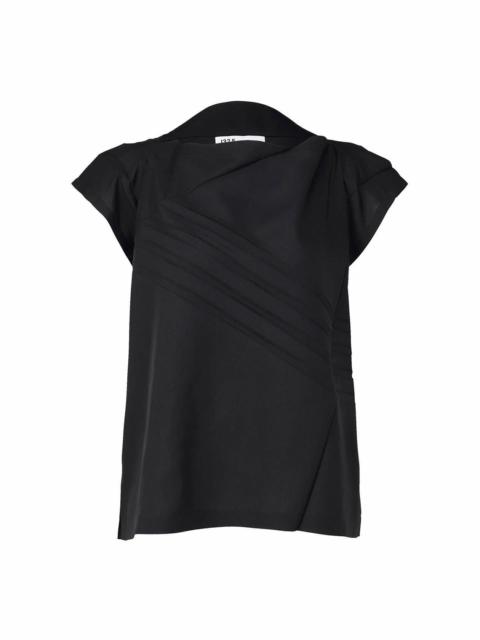 132 5. ISSEY MIYAKE PLEATS T BASIC