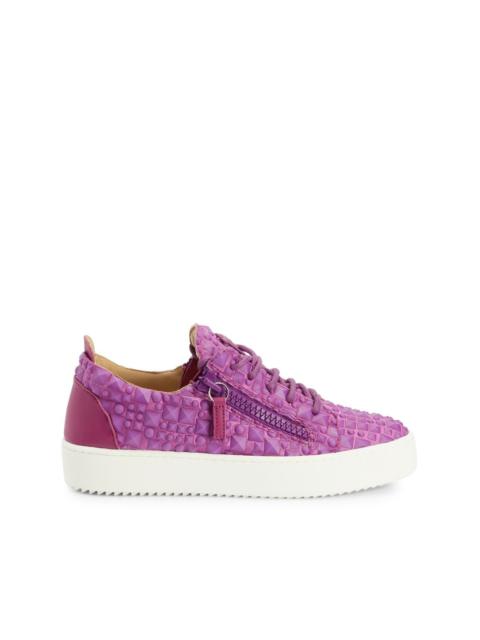 3D detailing low-top trainers