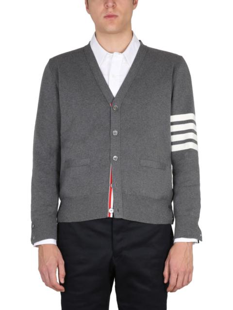 Thom Browne CARDIGAN SCOLLO A V IN COTONE PUNTO MILANO CON 4 BAR STRIPES