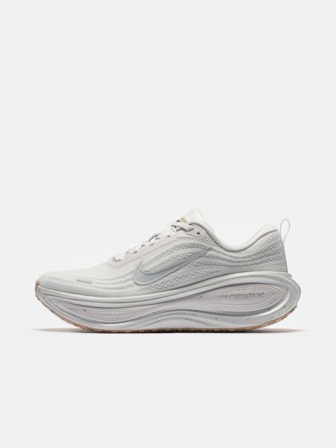 Nike Vomero Plus Sneaker in Vast Grey/Wolf Grey/Off White/Hemp