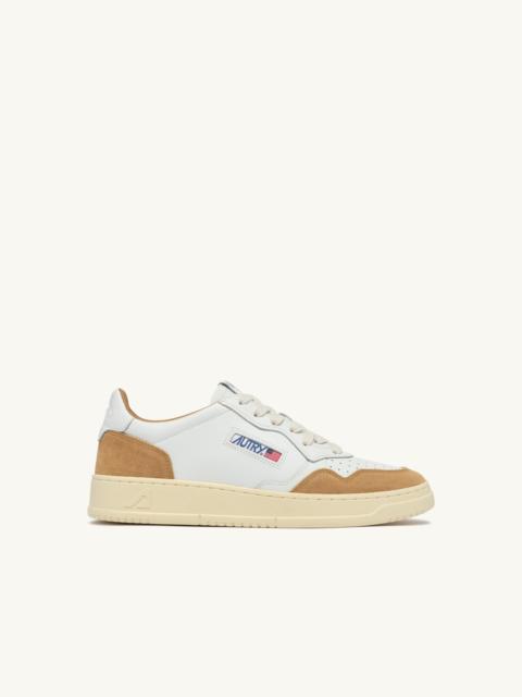 AUTRY MEDALIST LOW SNEAKERS IN WHITE LEATHER AND COPPER SUEDE