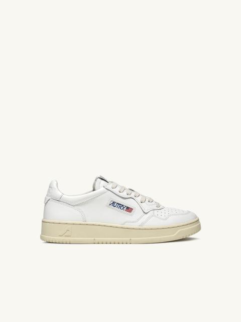 AUTRY MEDALIST LOW SNEAKERS IN WHITE LEATHER