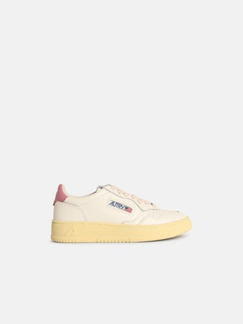 AUTRY 'MEDALIST LOW' WHITE AND PINK LEATHER SNEAKERS