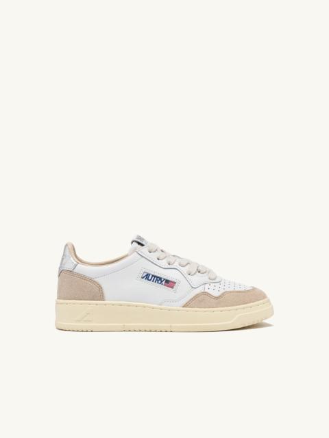 AUTRY MEDALIST LOW SNEAKERS IN WHITE AND SILVER LEATHER