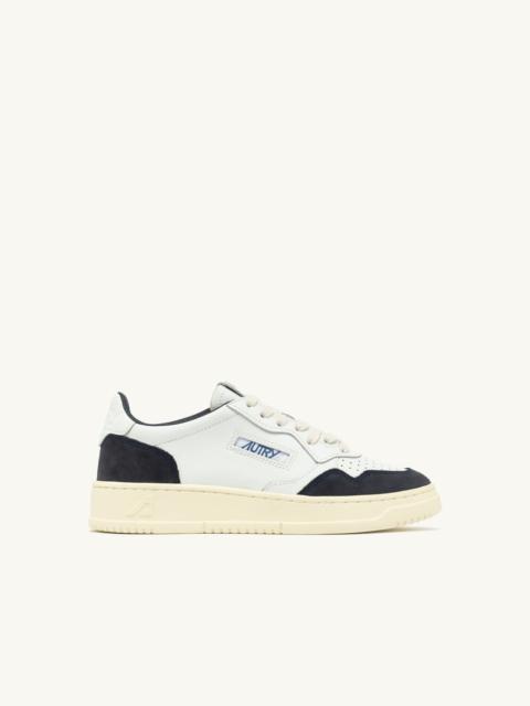 AUTRY MEDALIST LOW SNEAKERS IN WHITE LEATHER AND OCEAN SUEDE