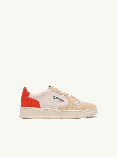 AUTRY MEDALIST LOW TRICOLOR SNEAKERS IN SUEDE COLOR WHITE SAND AND FIRE