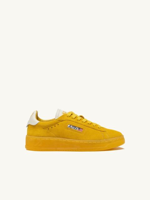AUTRY DALLAS LOW SNEAKERS IN MARSHMALLOW AND YELLOW SUEDE