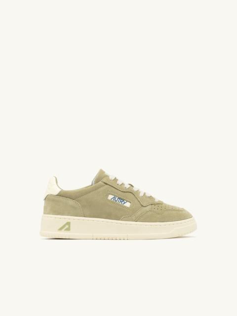 AUTRY MEDALIST LOW SNEAKERS IN GRAY GREEN AND WHITE SUEDE