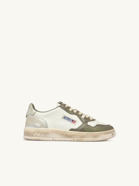 AUTRY MEDALIST LOW SUPER VINTAGE SNEAKERS IN WHISPER WHITE GREEN AND SILVER