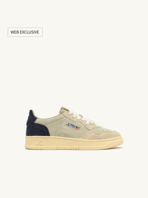 AUTRY MEDALIST LOW TRICOLOR SNEAKERS IN BEIGE ECRU AND SPACE BLUE SUEDE