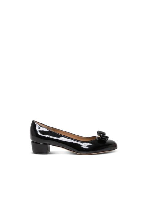 BLACK PATENT LEATHER BOW PUMPS