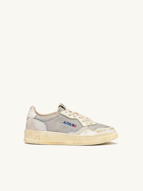 AUTRY MEDALIST LOW SUPER VINTAGE SNEAKERS IN GRAY AND WHITE LEATHER AND MESH