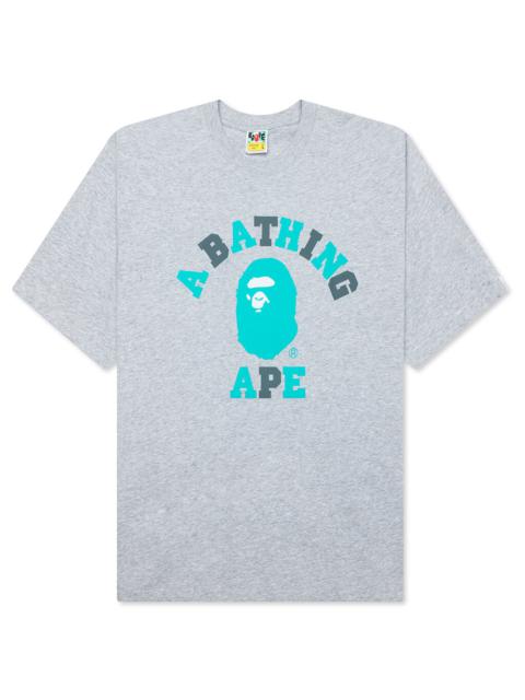 A BATHING APE® FEATURE X BAPE COLLEGE RELAXED FIT TEE - GRAY