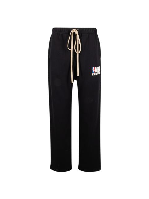 ESSENTIALS Relaxed Sweatpant "NBA - Black"
