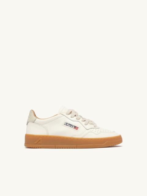 AUTRY MEDALIST LOW SNEAKERS IN MARSHMALLOW LEATHER