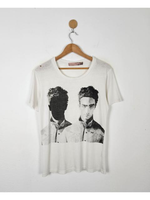 Yohji Yamamoto Photograph by Leslie Kee shirt