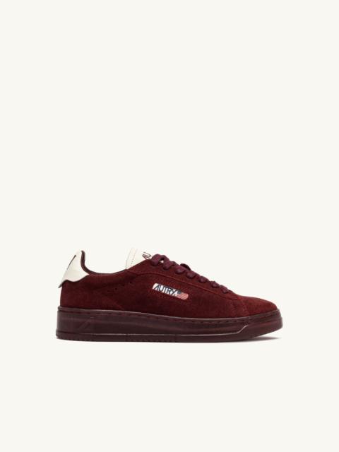 AUTRY DALLAS LOW SNEAKERS IN SUEDE COLOR MARSHMALLOW AND CHIANTI