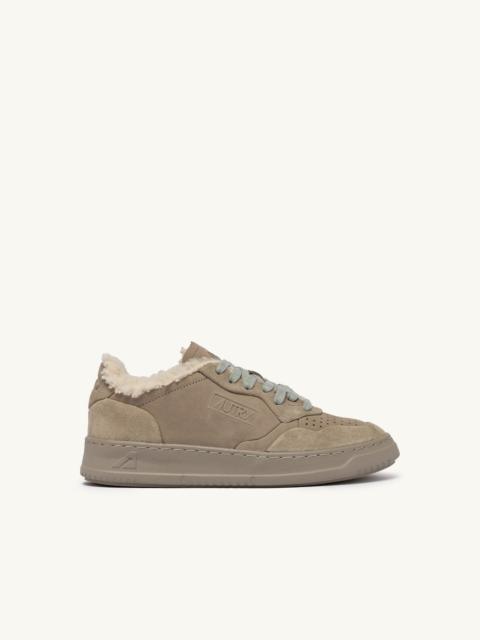 AUTRY MEDALIST LOW SNEAKERS IN NUBUCK LEATHER SUEDE AND SHEARLING COLOR LONDON FOG