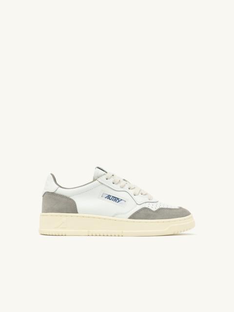 AUTRY MEDALIST LOW SNEAKERS IN WHITE LEATHER AND VAPOR SUEDE