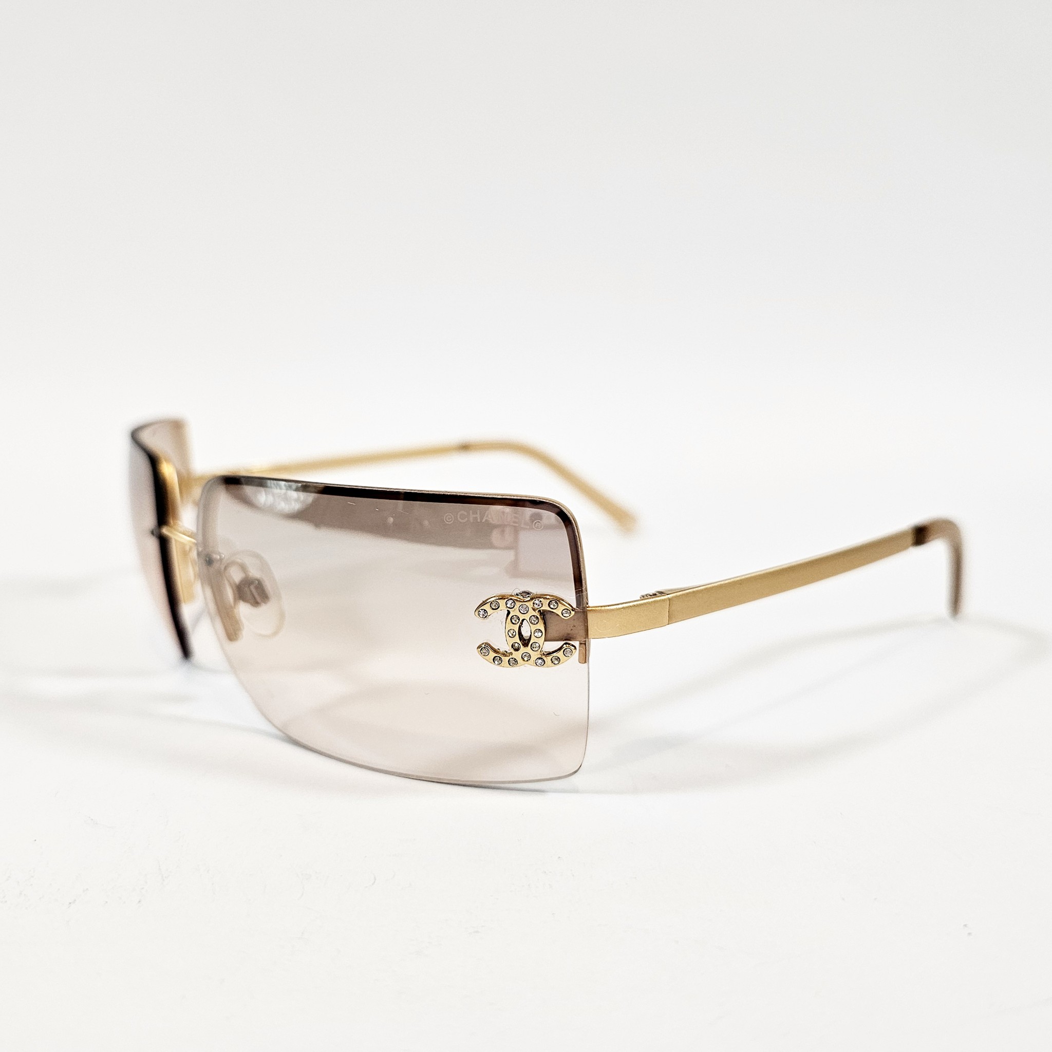 ワンピなど最旬ア！ CHANEL Chanel Light Gold Crystal CC Logo Sunglasses 4092-B 小物
