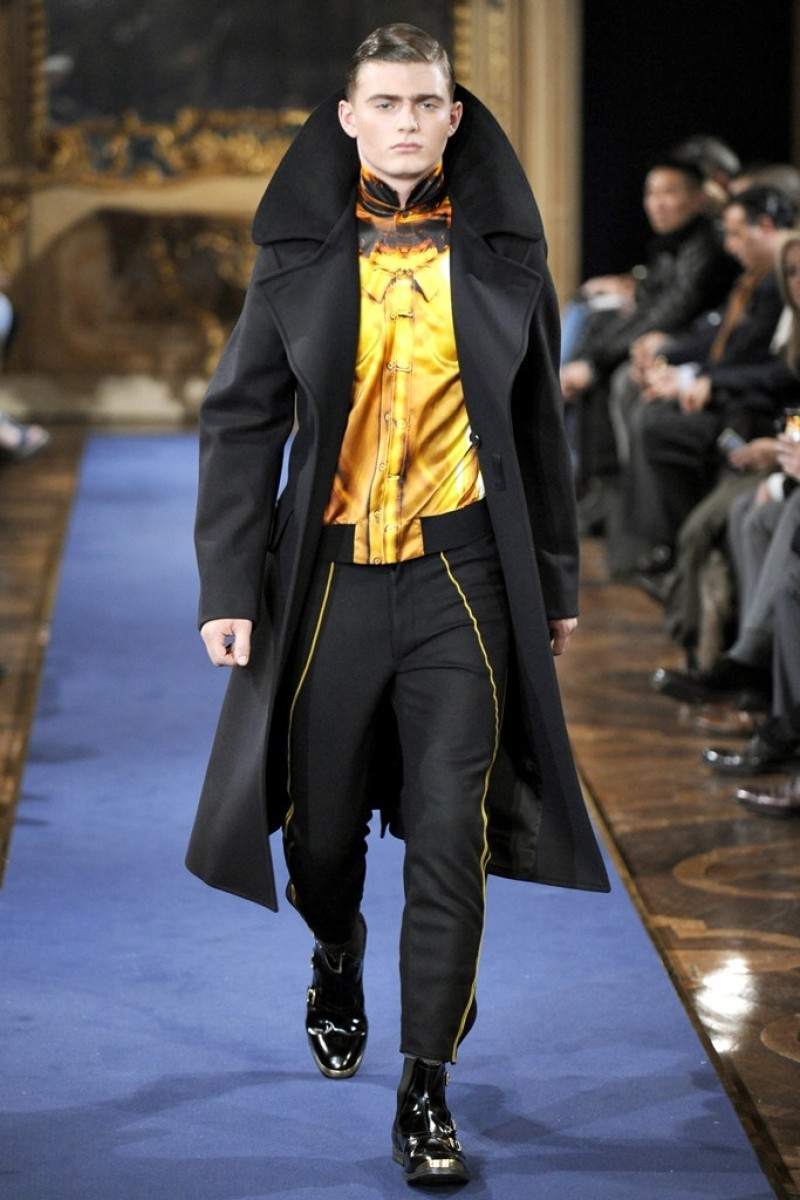 Alexander McQueen AW11 ALEXANDER MCQUEEN DRACULA COAT 50 calif