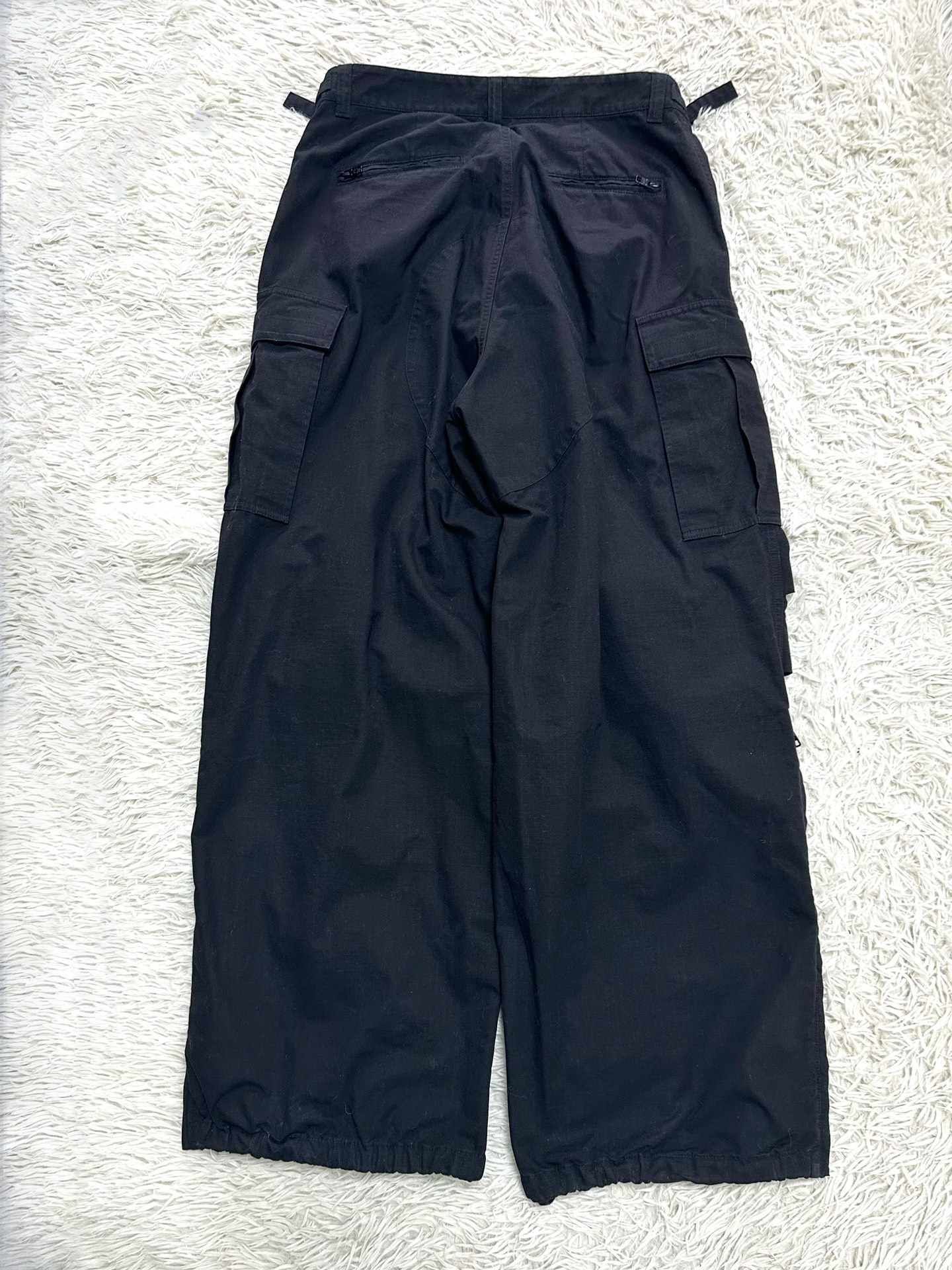 BALENCIAGA Balenciaga FW22 Pulled Baggy Cargo Pants | ubvintage