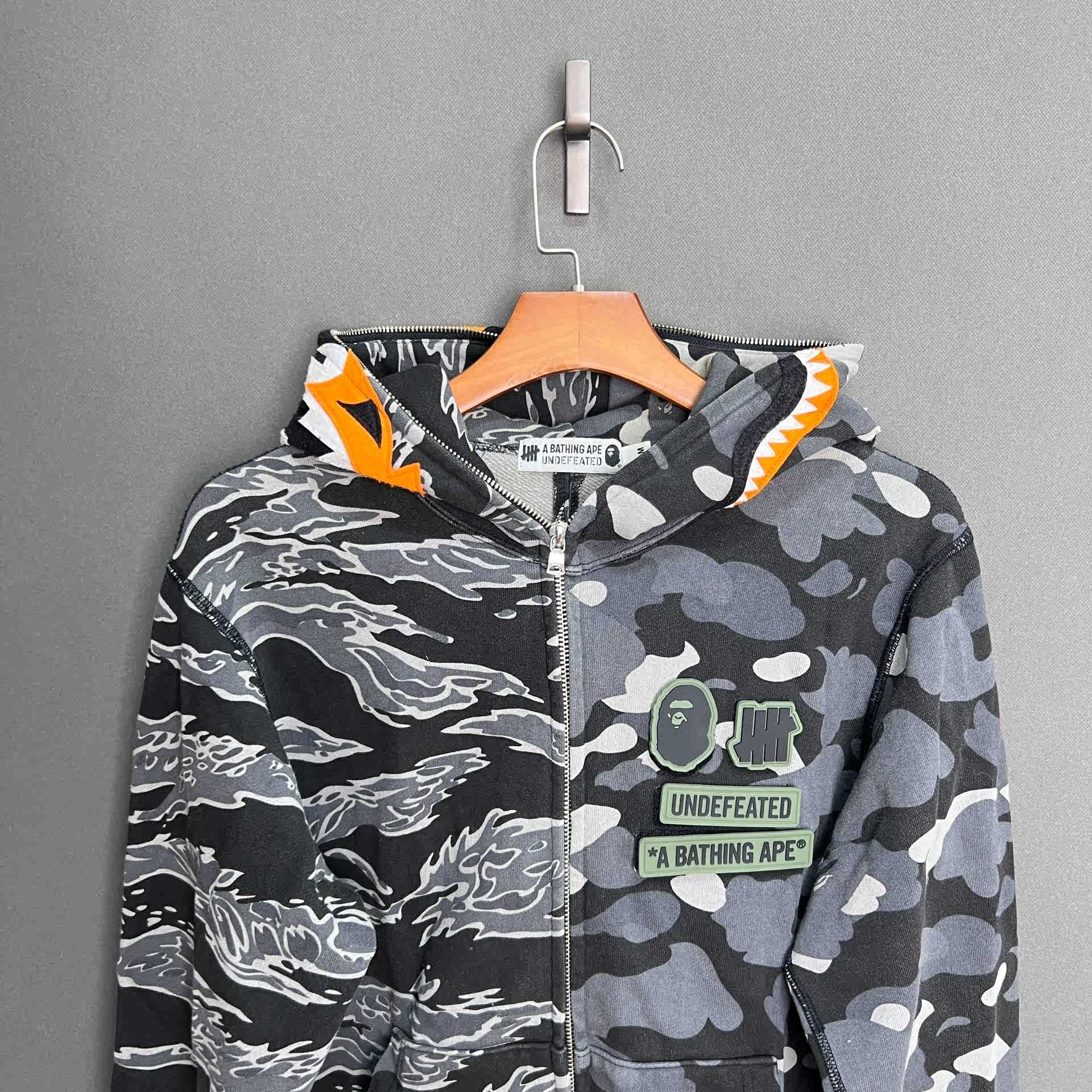 人気コラボ！Bape x Undefeated Tiger Shark Half Full Zip Hood A BATHING APE® BAPE x Undefeated Tiger Shark Half Full Zip