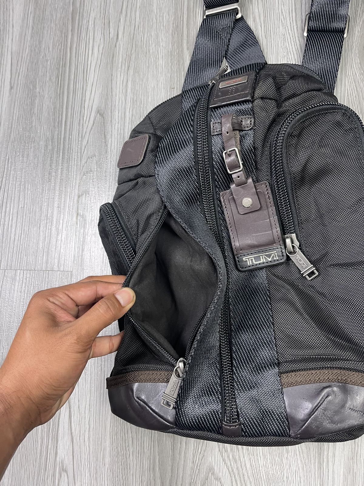 Tumi sling bag saratoga discount