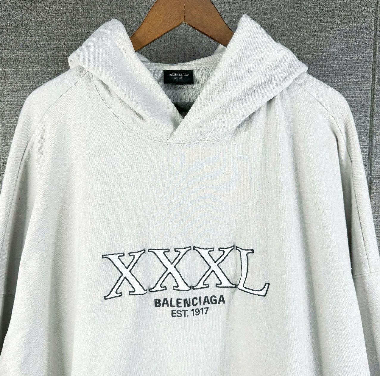 【BALENCIAGA】Balenciaga Oversized Hoodie ★関税送料込み Balenciaga パーカー - Dirty White | FWRD