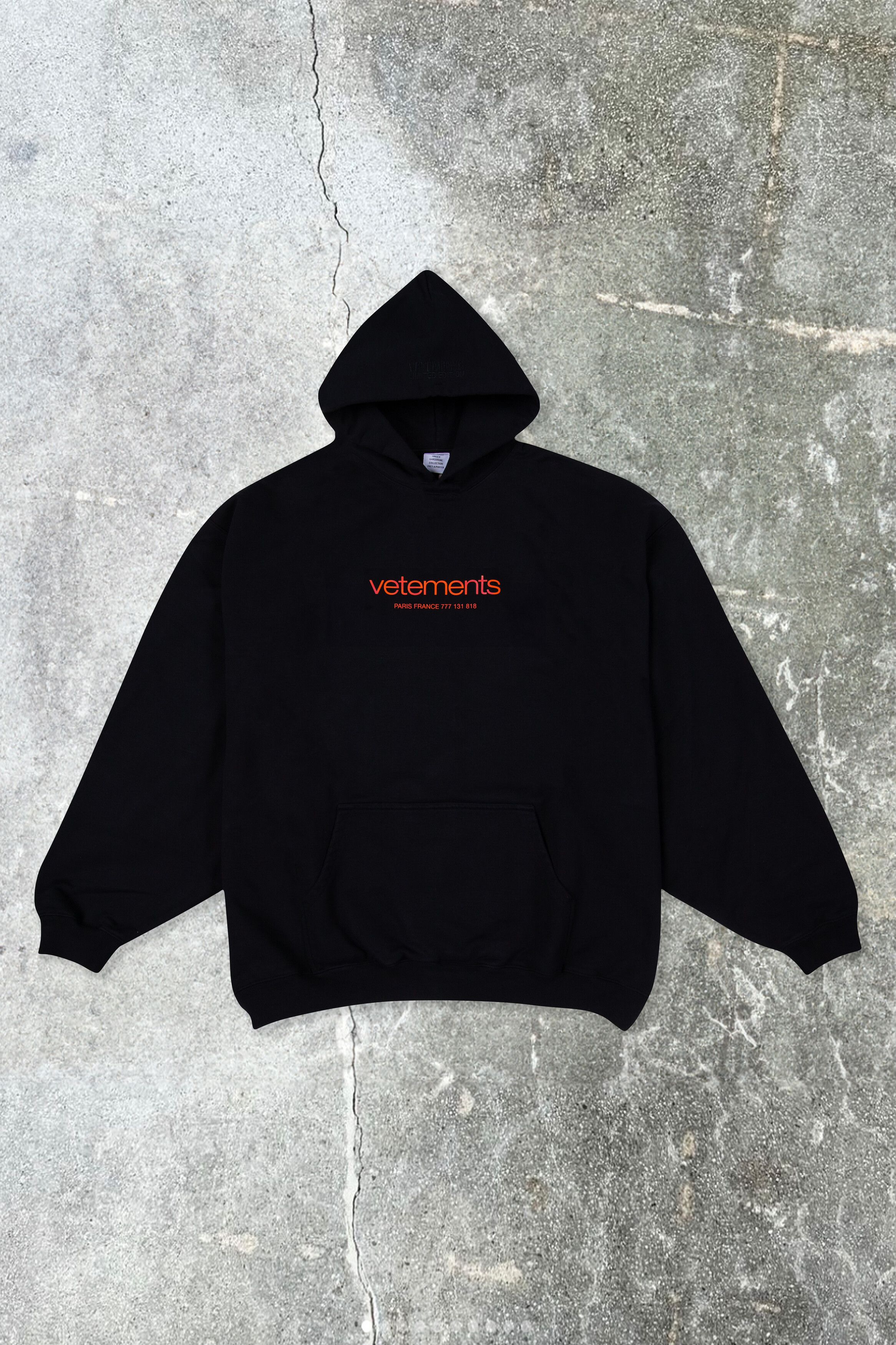 VETEMENTS BLACK URBAN LOGO REGULAR FIT HOODIE | estateapperal 