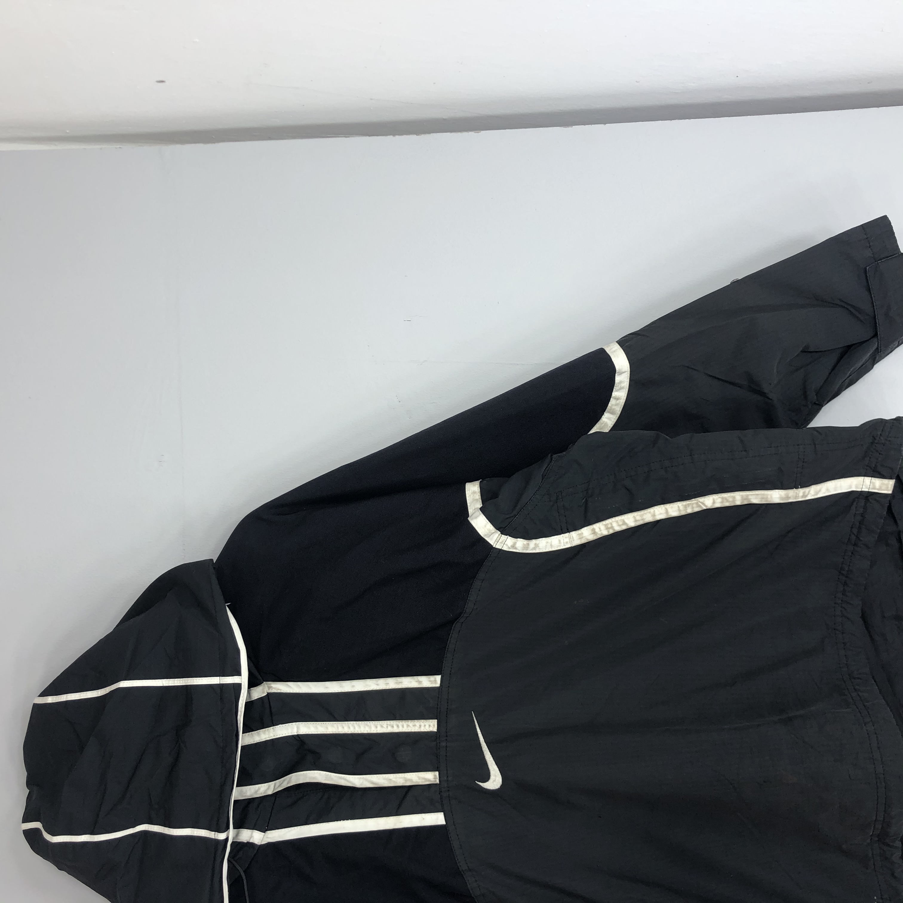 Nike hoodless windbreaker deals