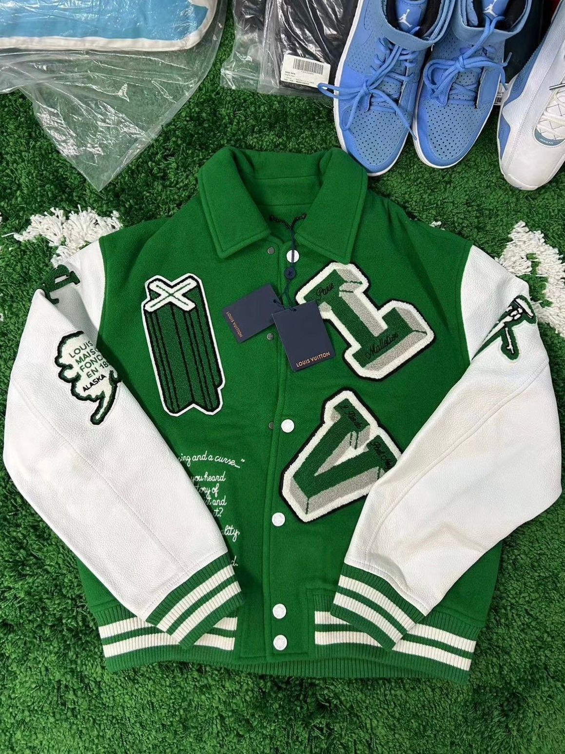 Louis Vuitton 緑色刺繍パッチジャケット Louis Vuitton 緑色刺繍パッチジャケット - メルカリ