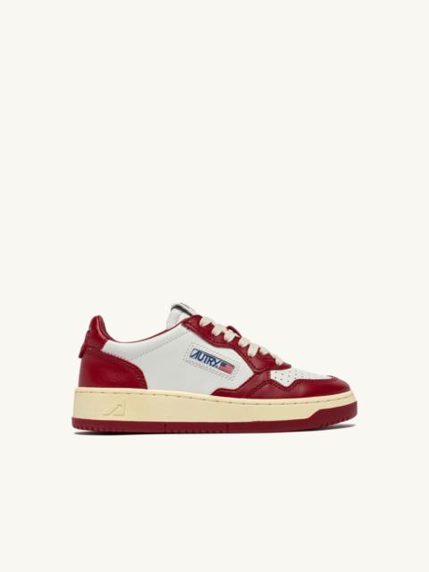 AUTRY MEDALIST LOW BICOLOR SNEAKERS IN WHITE AND DEEP CLARET LEATHER
