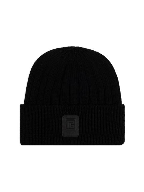 logo-patch ribbed knit beanie