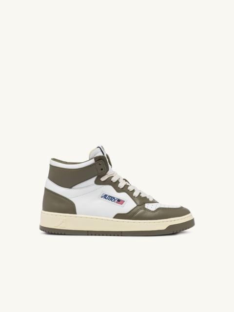 AUTRY MEDALIST MID BICOLOR SNEAKERS IN WHITE AND COVERT GREEN LEATHER