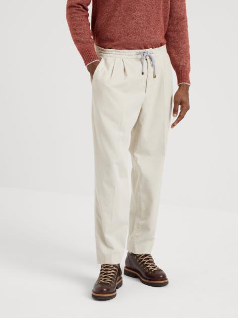 Garment-dyed leisure fit trousers in cotton narrow wale corduroy with drawstring and double pleats