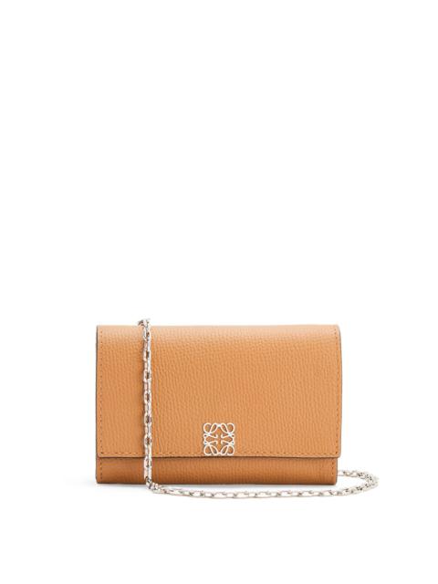 Loewe Pebble 곡물 calfskin에 있는 사슬에 Anagram 지갑