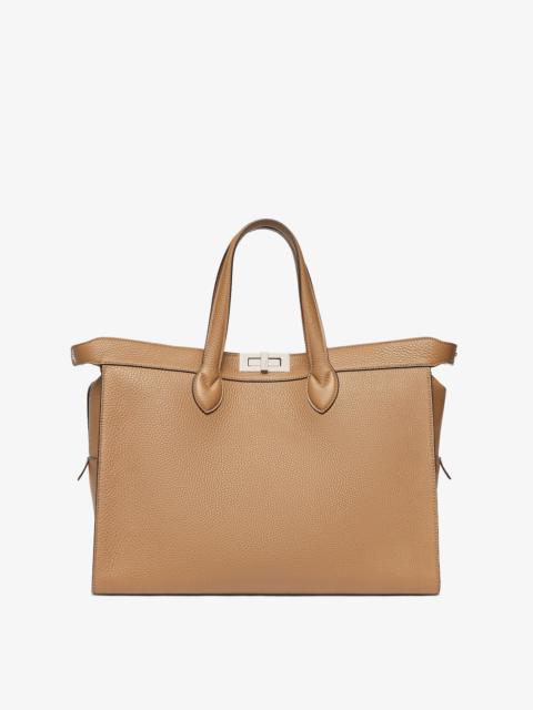 FENDI Iconic Peekaboo ISeeU Forty8 bag made of beige Cuoio Romano leather. Roomy compartment with double-s