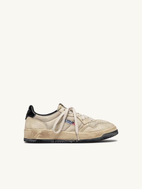 AUTRY MEDALIST LOW SUPER VINTAGE SNEAKERS IN WHITE CRACKED LEATHER