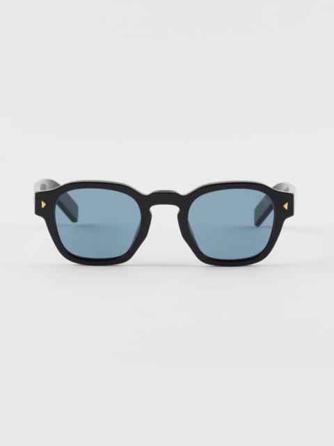 Sunglasses with iconic metal plaque